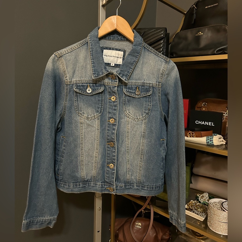 The Style Between Us XL Denim Trucker Jacket Medium Wash Classic Jean Jacket